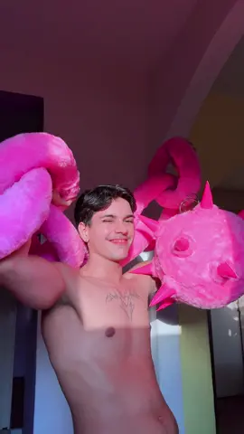 Ta na mao o tutorial de como eu fiz essa arma gigante de pelúcia!! Fariam?? 🥸🎀 