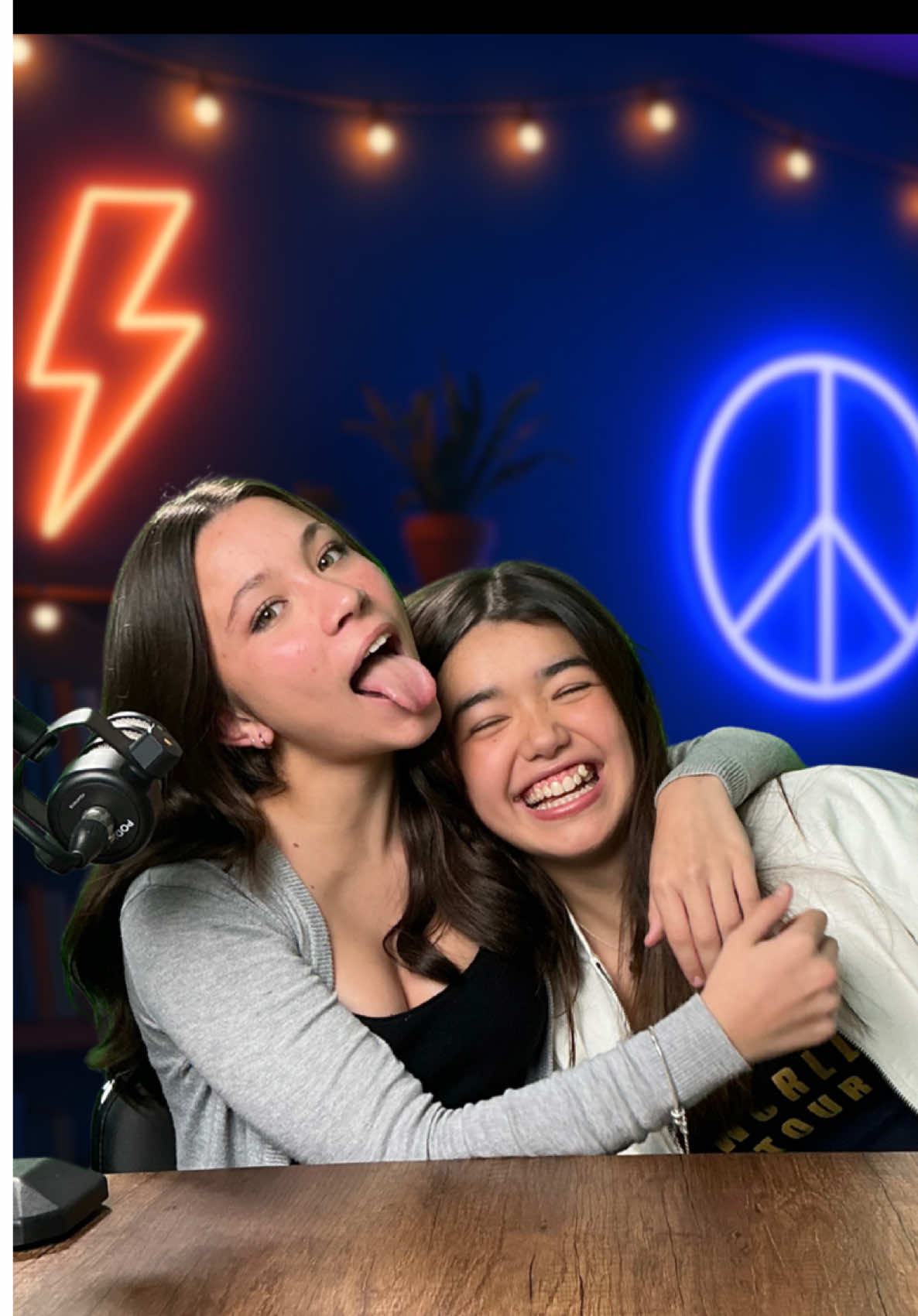 ¿Ustedes qué opinan? Los leemos 🤭 . #closefriends #podcast #podcastclips #confesiones #mejoresamigos #algomasqueamigos 