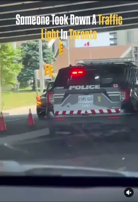 Someone took down a traffic light 🚦 in Toronto !! 