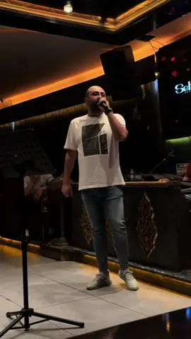 أنا المحد ينشده شلون حاله💔👌@عمر العجيلي #اسطنبول🇹🇷 #تقسيم #مطعم_الشيخ_زاده #عمر_العجيلي #الرقة #تيك_توك #اكسبلورexplore 