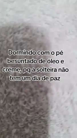 A solteira quando arruma um conversante que curte um pé #pé #solteira #hidratação #oleodecoco 