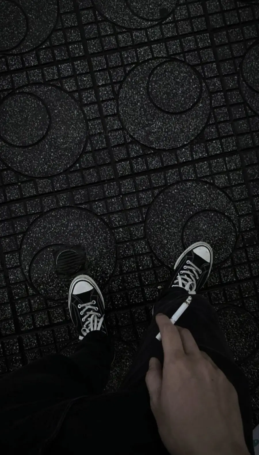 Anh biết chẳng còn bao lâu nữa em sẽ quên anh.Anh chỉ là một mảnh ký ức mờ nhạt, nằm đâu đó trong những ngày tháng em từng đi qua.Rồi sẽ đến lúc, ngay cả việc nhớ rằng anh đã tồn tại cũng không còn quan trọng nữa.Có lẽ ngay từ đầu, anh không nên xuất hiện trong cuộc đời của em, bởi vì mang lại niềm vui, anh chỉ để lại những điều khiến em buồn thêm.Một ngày nào đó, anh sẽ tin em gặp được một người phù hợp với mình.Người ấy biết cách giữ lấy em, biết cách không phải để em nghĩ ngợi hay đắn đo về tình yêu của họ.Em sẽ là tất cả với họ, không cần phải cố gắng hay chờ đợi.Những gì em xứng đáng nhận được là một tình yêu không nửa vời, một cuộc sống không lo toan và anh tin nó đang đợi em ở phía trước.Còn anh, anh sẽ học cách sống với một đời đã qua.Anh sẽ mang theo mình, trong những khoảnh khắc mà chẳng chia sẻ cùng ai.Nỗi nhớ này, anh biết, nó chỉ thuộc về anh.Em sẽ không biết, cũng không cần biết, bởi nó chẳng là điều mà em quan tâm nữa.Những câu chuyện nhỏ nhặt từng là mình cùng nhau cười, những tin nhắn ngớ ngẩn trước khi đi ngủ, giờ đây chỉ còn là thứ anh tự nhắc đến cho đầy khoảng trống.Anh đã quen với sự im lặng, nhưng không phải là không đau.Chỉ là anh nhận ra rằng có những thứ phải buông bỏ để em được hạnh phúc hơn.Vậy nên, nếu em tìm được ai đó yêu em, hãy yêu thật trọn vẹn, đừng sợ tổn thương nữa.Hãy sống đúng với những gì trái tim mách bảo, bởi cuộc đời này không chỉ lấy đi của em, mà còn để lại những điều tuyệt vời hơn.Viết những dòng này, anh mong em sẽ đọc, nhưng không hy vọng em nhớ đến anh.Đây chỉ là cách anh đối diện với sự thật, rằng mình đã mất em, rằng mình từng có cơ hội ở bên em nhưng không giữ được.Tiếc thì có, nhưng anh sẽ không tự trách nữa.Chúc em ngủ ngon, không phải là vì thói quen, mà vì thật lòng anh mong muốn em bình yên.Nếu có khó khăn nào chờ đợi em phía trước, anh mong em đủ mạnh mẽ để vượt qua.Anh chỉ mong em được hạnh phúc, dù anh không còn là một phần trong điều đó #sad #foryou #