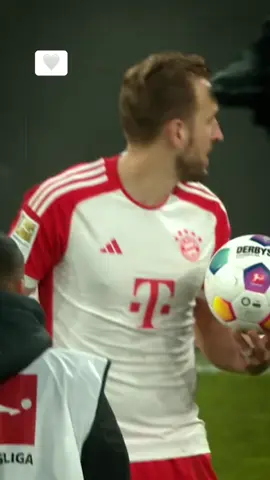 من الذاكرة عندما لعب الامير هاري كين في اول كلاسيكر له مع فريقه بايرن ميونيخ ضد بروسيا دورتموند ،، وغزر شباك سينغال ادون بارك في ثلاثيه تاريخيه وسيلفي استنثائي جميل مع كرة الهاتريك هاري الأعضم عبر مر العصور 🤍👑 #توتنهام💙 #توتنهام #توتنهام_هوتسبير #توتنهام_فخر_انجلترا #توتنهامي_الى_الابد #هاري_كين #الامير 