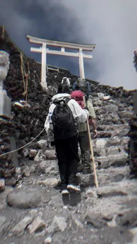 #CapCut bây giờ thì than với mẹ là đau lưng mỏi gối. Sau này già thì có cái kể cho con cháu nghe là mẹ từng chinh phục đỉnh núi phú sĩ rồi nhá#3776m #nuiphusi #fukuoka #xuhuongtiktok #fypシ゚viral #trekking 