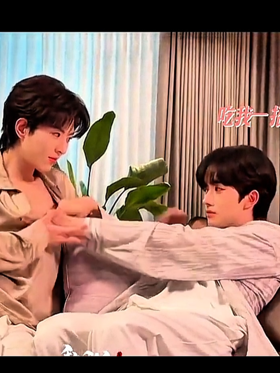 สายตาซิงซิงก็ช่างสอดส่อง ใช่เล่นนะเราอะ 🤣 #邱鼎杰 #ชิวติ่งเจี๋ย #邱鼎杰_kipuka #黄星 #หวงซิง #黄星Eliot #desire #omegaverse #enigmaverse #abo #abodesire #ซีรีย์จีน #ซีรีย์วาย #ซีรีย์วายจีน #boylove #ฮวาหย่ง #เซิ่งเส้าโหยว #ไฟเสน่หาเดอะซีรีส์ #fyp #อย่าปิดการมองเห็น #เบื้องหลัง