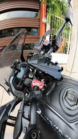 🔧 Soporte de celular para moto 🏍️ Ideal para cualquier celular, protege tus sensores de vibración y mantiene tu celular seguro en todo momento. ✅ Anti-vibración ✅ Firme y resistente ✅ Fácil de instalar ✅ No daña la cámara ni el giroscopio Perfecto para rodar con confianza. 📲 ¡Haz que cada trayecto sea más seguro! #EstiloJoven.MX #bikerlife #accesoriomoto #soporteparacelular 