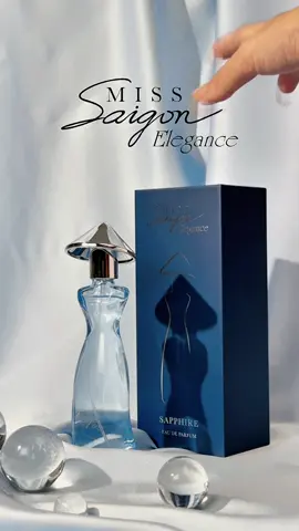 Sự vương vấn thật tinh khiết và nhẹ nhàng với sự pha trộn tinh tế của hương hoa và gỗ - bạn đã thử Miss Saigon Elegance, Sapphire chưa? #MissSaigon #Hoarient #Perfume