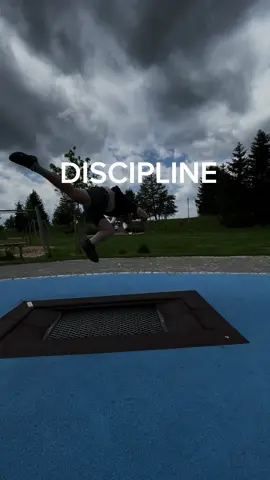 Disziplin ist wie ein Salto!  Sieht wild aus, fühlt sich noch wilder an.  Aber du landest.  Manchmal auch auf dem Gesicht 🫠 #dranbleiben #fail #fitnessmotivation #mindset #workoutmotivation  