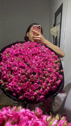 Anh ấy cầm bó hoa này bà bước về phía bạn 💗 #sofia #bohoasofia #xuhuong #xuhuongtiktok #fypシ #hoa #fypage #viral #hot #hoacaugiay #boôhasofia #hoahong #rose #hoacaugiay #hoahanoi #hoatang #hoatangbangai #hoacauhon #hoatangsinhnhat #hoadep #hoaxinh 