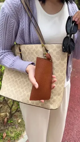 Quick-Store Glasses Like This 👇 One Hand, No Hassle Tired of bulky glasses cases or scratched lenses? ✔️ Slides in single-handedly — no need to open or zip ✔️ Short-pile lining protects lenses from scratches ✔️ Lightweight and hangable on your bag ✔️ Perfect for sunglasses, reading glasses, blue light glasses ✔️ Sleek design — say goodbye to bulky plastic boxes #GlassesHack #TravelEssentials #StorageSolutions #MinimalistCarry #EverydayCarry #SunglassesHolder