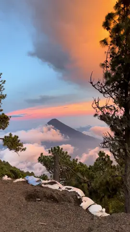 Disfruto amanecer en en volcán 🌋 Acatenango las vistas son impresionantes ven y vive la experiencia 🌋#acatenango #volcano #fuego #amanecer #atardeceres🌅 #volcandefuego 