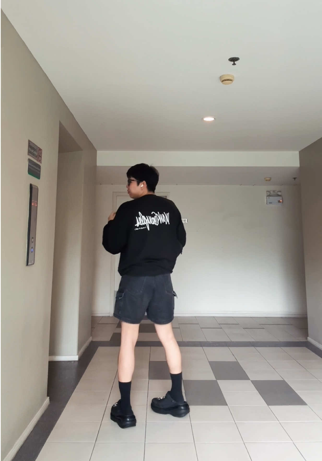 ออกห้องไปทำงานกันงับเตง 👨🏿‍💻 #OOTD #outfitcheck #crocs #แต่งตัวผู้ชาย #เทรนด์สีโลก #allblack #fypシ 