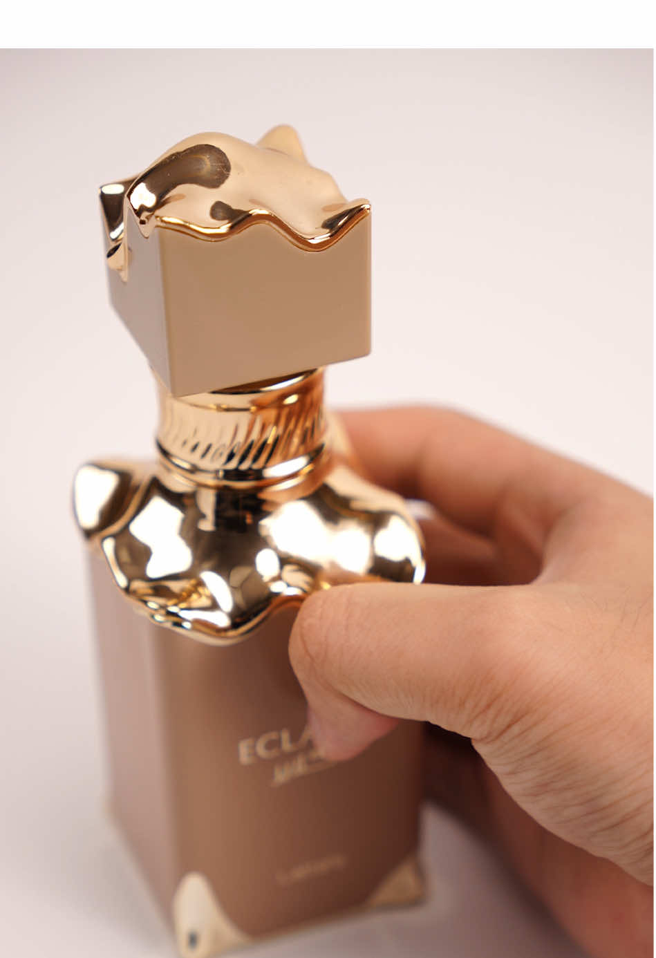 Where soft vanilla meets chic sophistication 😍#fyp #perfumetiktok #foryourepage #fragrancetiktok #lattafa 