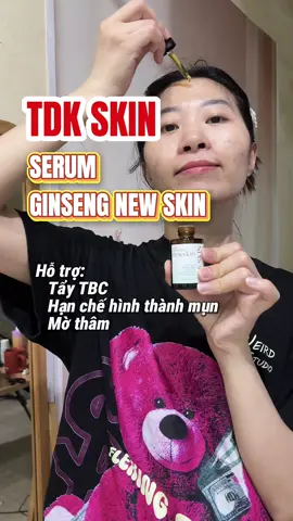 Serum Ginseng New Skin của TDK SKIN hỗ trợ tẩy tế bào chết, hạn chế hình thành mụn, mờ thâm mụn tốt. Tần suất sửa dụng Serum Ginseng Nhân Sâm 2-3 lần/ tuần thôi mn nhé. Dù sao vẫn có AHA đó ah #tdkskin #serumginseng #serumginsengnewskin #ginsengserum 
