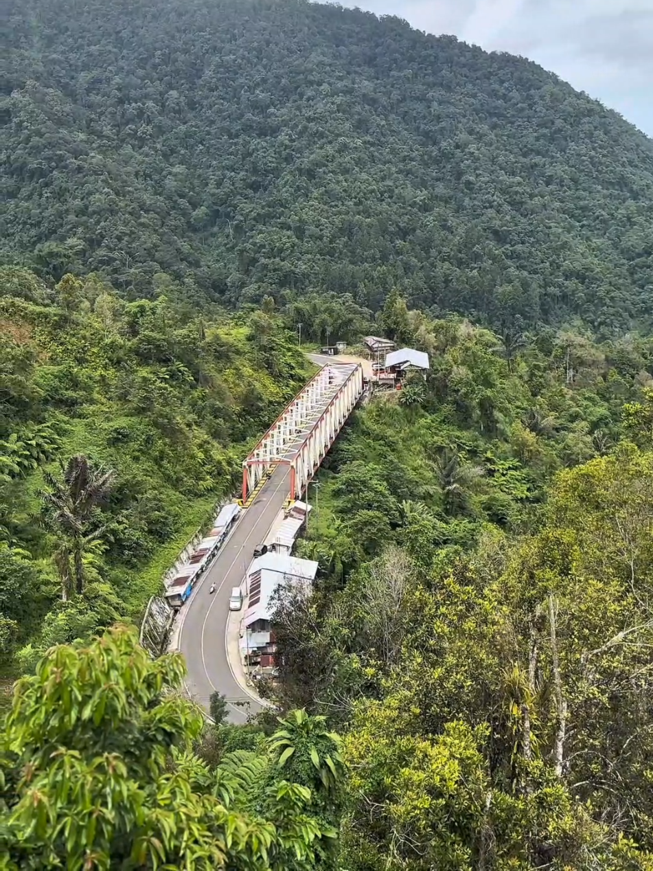 nggak pernah bosan singgah disini kalau ke Toraja, viewnya yang bikin nyaman #jalanporospalopotoraja #palopotoraja #jembatanbattang #foryoupage #puncakpalopo 