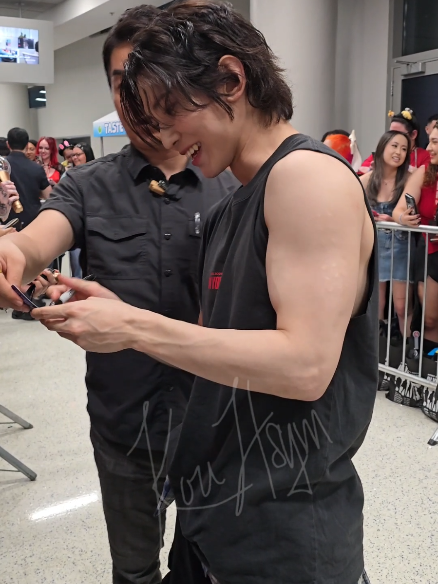 Orlando Day 1 Send Off. Yeosang was blushing all the way from @Des asking him to flex (THANK YOU QUEEN) to @bec_ca calling him charismatic. 🥰 #ateez #yeosang #inyourfantasy #ateezinyourfantasy #kpop #kangyeosang #ateezyeosang 
