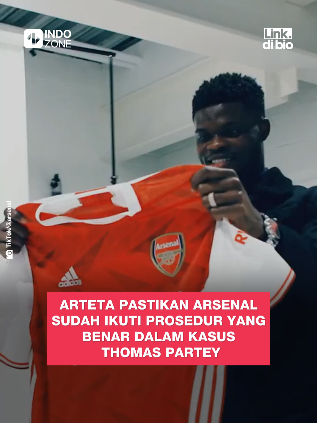 Mikel Arteta menegaskan, Arsenal telah mengikuti semua prosedur yang benar dalam menangani kasus hukum yang menjerat mantan gelandang mereka, Thomas Partey. Pemain asal Ghana itu saat ini sedang diselidiki atas lima tuduhan rudapaksa, dan satu tuduhan peleceh*n. Seluruh dugaan itu terjadi ketika Partey masih menjadi bagian dari skuad Arsenal. Menurut laporan Kepolisian Metropolitan yang dirilis pada 4 Juli 2025, dugaan tindak kejahatan tersebut terjadi pada tahun 2021 dan 2022. Pihak pengacara Partey menyatakan, kliennya membantah semua tuduhan tersebut. Mereka juga menegaskan, Partey menyambut baik proses hukum ini karena ingin membersihkan namanya di pengadilan. [Baca berita selengkapnya dengan KLIK tautan di BIO]⁠