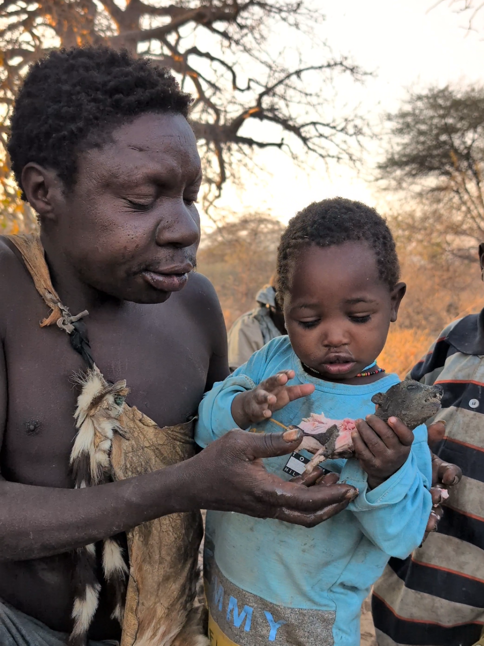 Wow That's incredible See food,See How Chaaba Cares his Little Son 💕😋🍲#FoodLover #africa #fyp #villagelife #africantribes #usa 