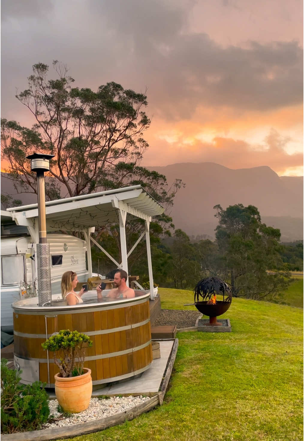 Stays like this 🔥🍷🚐 #steviestays #visount #airbnb #sunset #fire #retrocaravan #cabin #cabinlife #views 