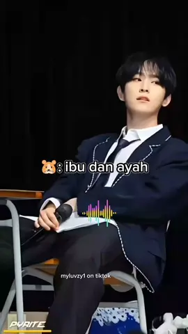 hai sovely! Beberapa hari kemarin, aku down, Mood ga stabil, banyak nangis, nyalahin diri, bahkan merasa ga berguna buat banyak orang.  Sampai akhirnya video Hyunsik lewat, seperti yang kalian lihat di video ini, aku makin nangis kejer.  Lagi dan lagi xodiac jadi penolong hidupku. Pelajaran yang bisa aku ambil dari Hyunsik adalah, bahwa tak apa jika mimpi datang terlambat—selama kita masih punya keberanian untuk terus melangkah. Perjalanan mungkin panjang, penuh jatuh bangun, tapi pada akhirnya akan sampai juga. Dan saat semua mulai terwujud, kita sadar… kebahagiaan terbesar bukan soal pencapaian, tapi bisa mempersembahkan hasilnya untuk orang tua yang tak pernah lelah mendoakakan dan tetap support kita.  Sejak itu aku kasih space buat nenangin diri, balik ke titik awal dan siap untuk melanjutkan perjalanan lagi. Enggak mudah tapi harus tetap usaha.  Terimakasih untuk Sovely yang udah meluangkan baca tulisan ini. Mari tetap sehat untuk Waktu yang lama 🫶🏻 #hyunsik #xbliss #motivasi #xodiac #quotes #fy #원현식 #소디엑 #fypage 