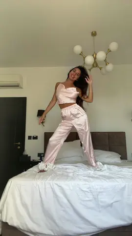 con el pijama que me regaló mi mami para que me lo lleve a los viajes😭💗