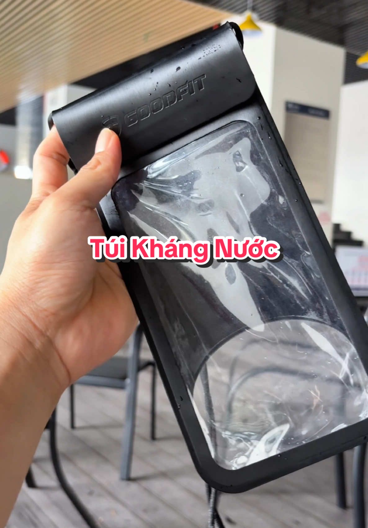 Đi biển, bể bơi hoặc mưa bão phải làm ngoài đường mang theo cái túi đựng điện thoại kháng nước này là hợp lý #ongbobaconreview #LearnOnTikTok 