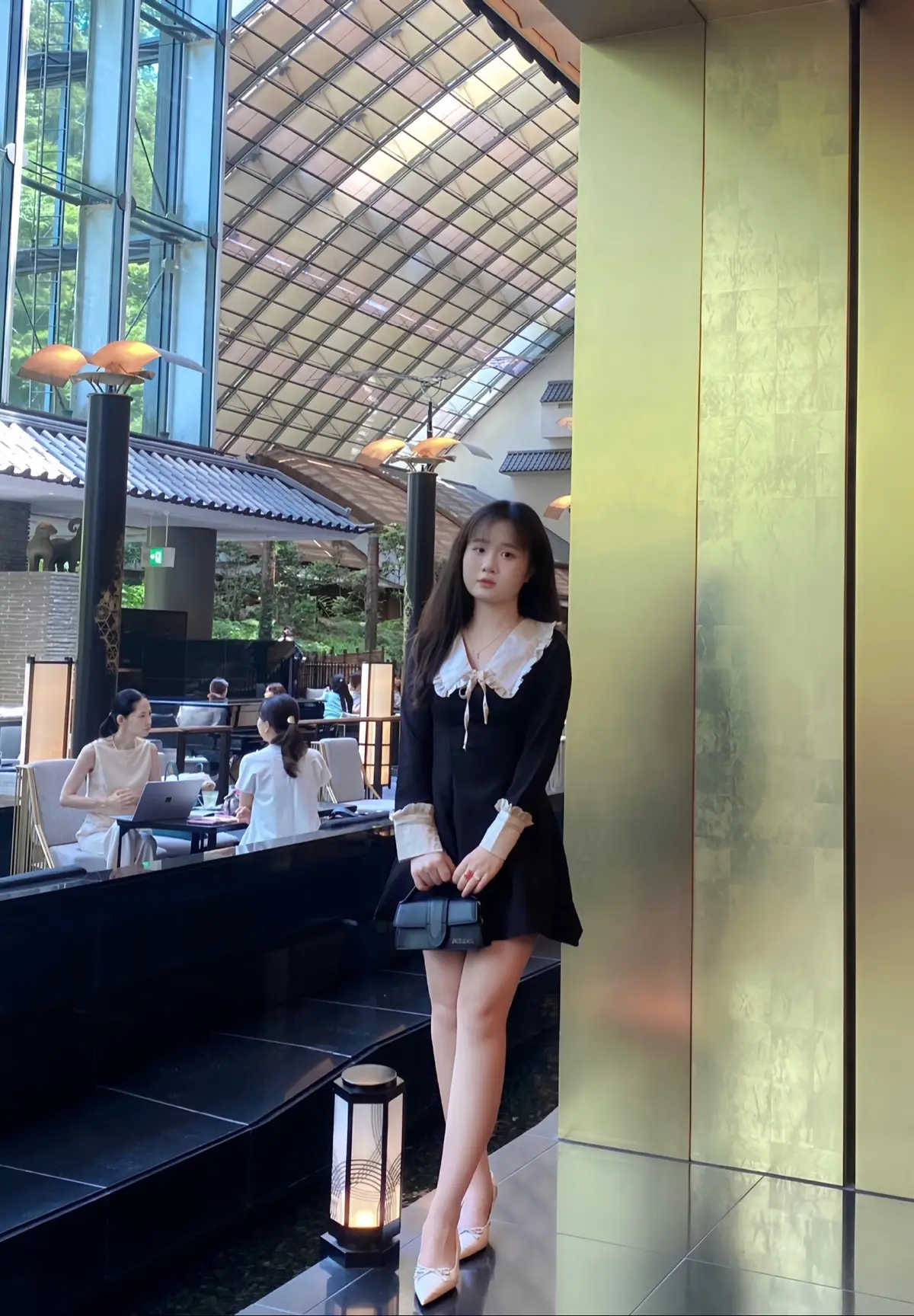 E có thể trưởng thành bởi sự vùi lấy của cuộc đời  Nhưng hi vọng một ngày nào đó e vẫn là e bé trong lòng a…)