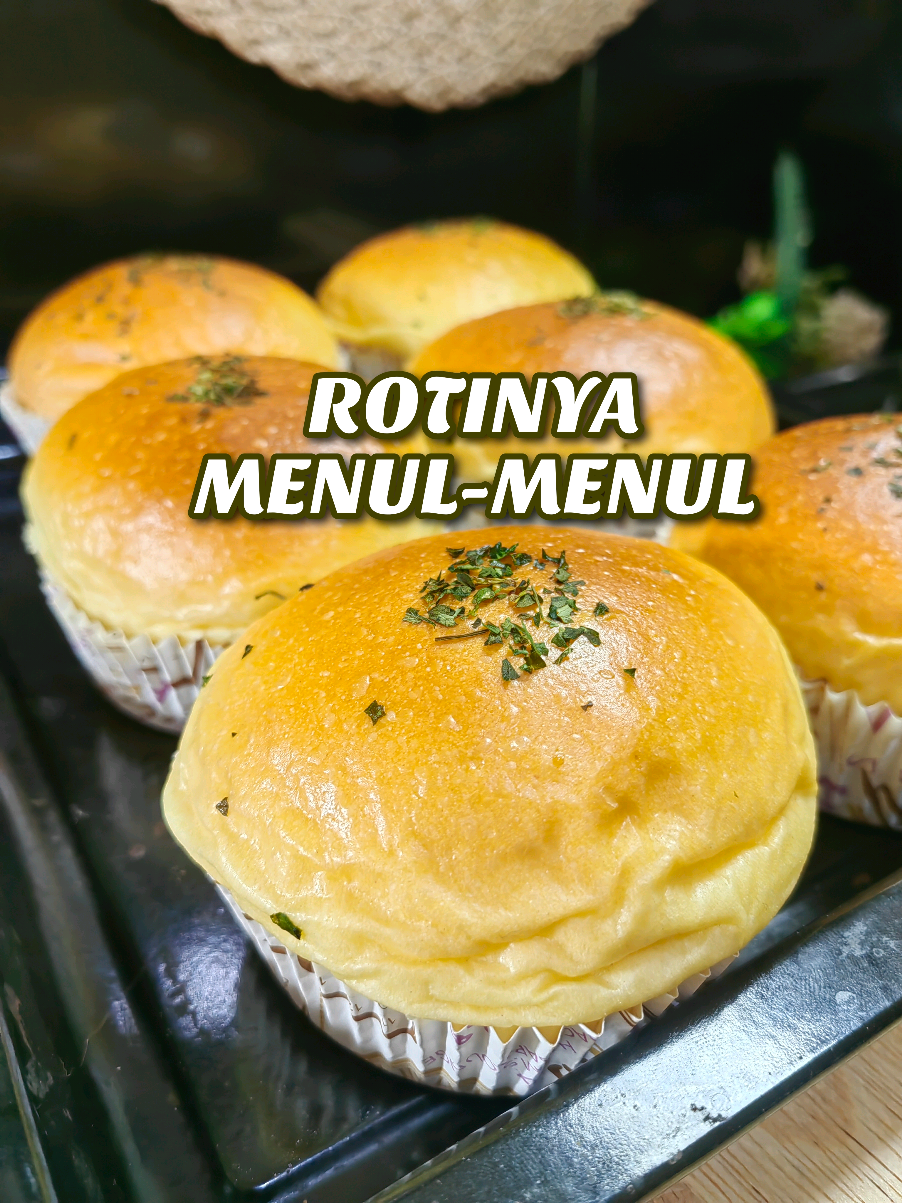 Aku mau buat roti isi smoked chicken cheese.. Di video kali ini resep rotinya aja dulu yah, next aku buatin video cara buat isian smoked chicken cheesenya, soalnya videonya kepanjangan kalau digabung 😁😁😁 Pokoke rotinya LUUUEEEMBUUUTTT, EMPUK, MENUL-MENUL 😍😍 Bahan dan resep roti : 250gr terigu pro tinggi 50gr gula pasir 4gr ragi 20gr susu bubuk 1gr BI / ¼sdt  2btr kuning telur 110ml susu cair dingin 40gr margarin/butter 3gr garam Cara buatnya sudah ada di video yah bestieee ❤❤❤❤❤ #roti #baking #reseptiktok #fyp 