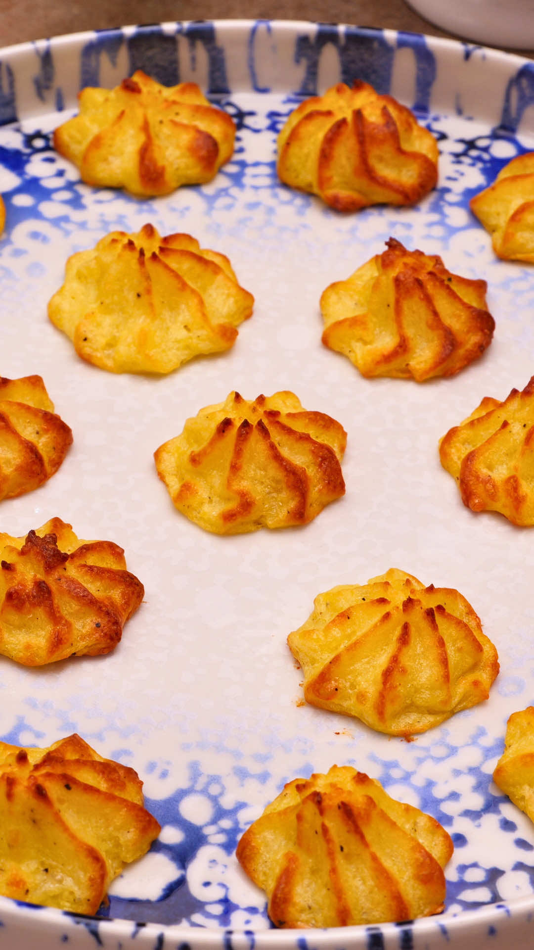 Patate duchessa, un contorno da Re! Ingredienti per 4-6 persone 1 kg di patate 80 g di burro 70 g di grana o parmigiano 3 tuorli Sale q.b. Pepe nero q.b.