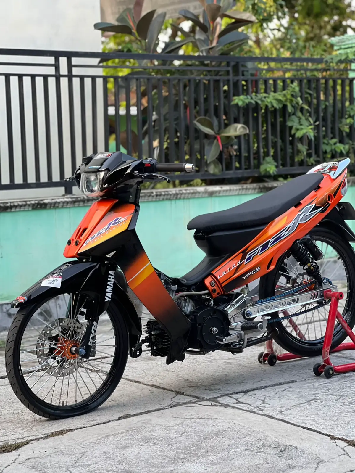 Fiz R 2003 plat AD solo pajak on  Spek mesin  130 CC maraton 🏃 Mesin fres  Bandul sporty modif  Rasio costum Part luar :  Body ori  Kaliper depan brembo logo red ori Selang rem hel Handel Master rem rcb ori Ban belakang vee ruber r18 Tromol belakang costume cakram Lampu biled aes  Baut titanium 60% Part bawaan tersimpan rapi