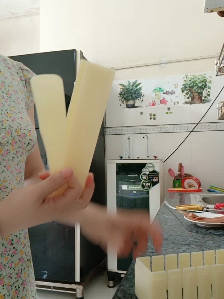 Khuôn làm cơm cuộn, kim bắp.... món yêu thích của con.... #khuonlamcomcuon #khuonlamkimbap #monngonmoingay🍜🥣  #xuhuongtiktok 