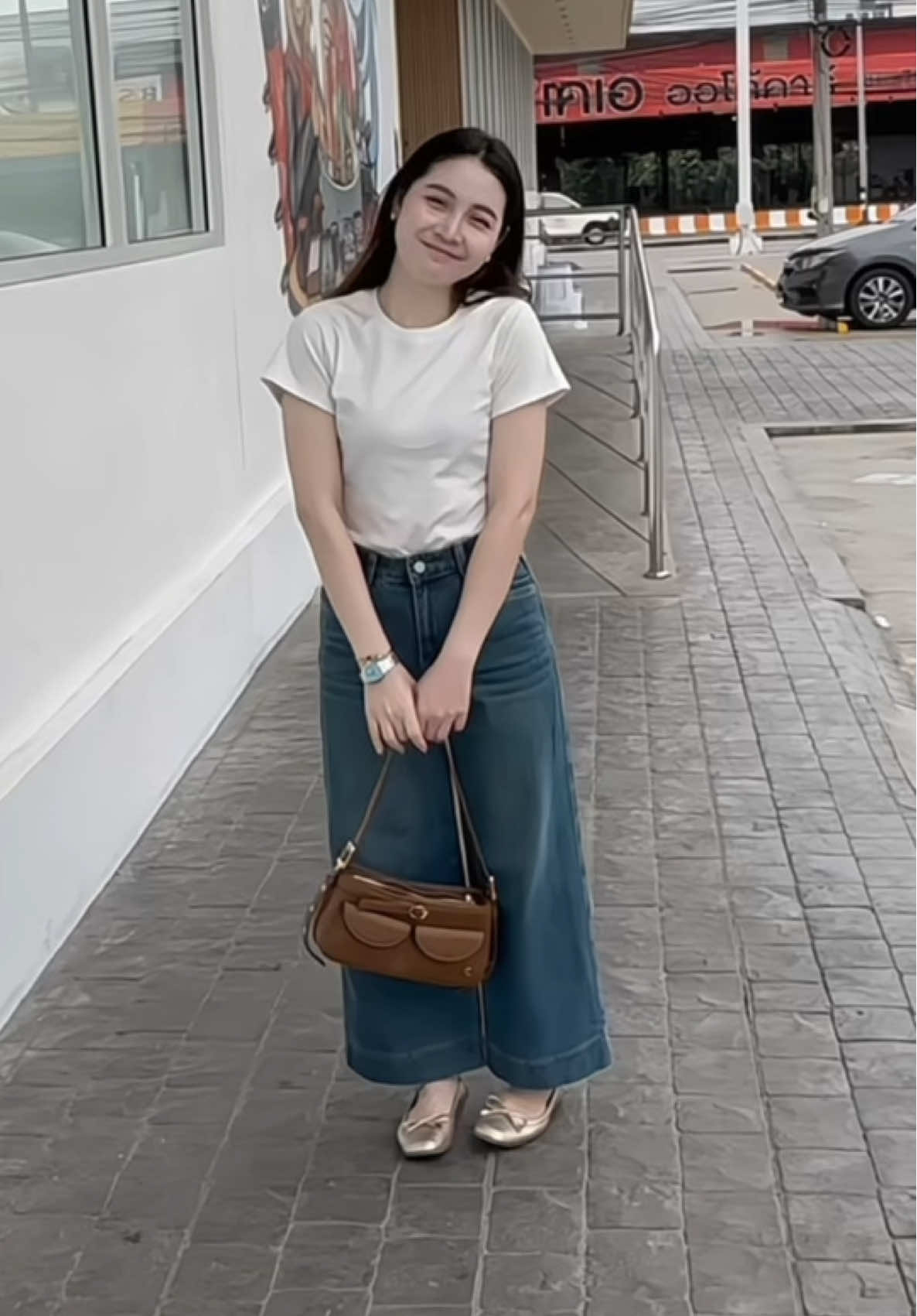 วันนี้หยิบยีนส์ป้ายพลอยสียีนส์มาใส่ สวยมาก ผ้าดี ทรงดี ผ้ายืด ซักหลายรอบก็ยังไม่เสียทรง 