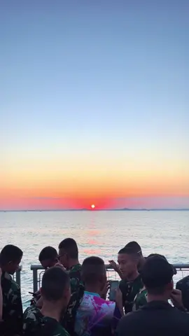 Lagu timur+ sunset laut😍#fyp #tniindonesia🇮🇩 #lewatberanda 