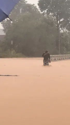 “Việc gì khó có Quân đội, có Công an”, Công an xã Hoá Quỳ sát cánh cùng bà con nhân dân xã nhà ứng phó, khắc phục cơn bão số 3🫡
