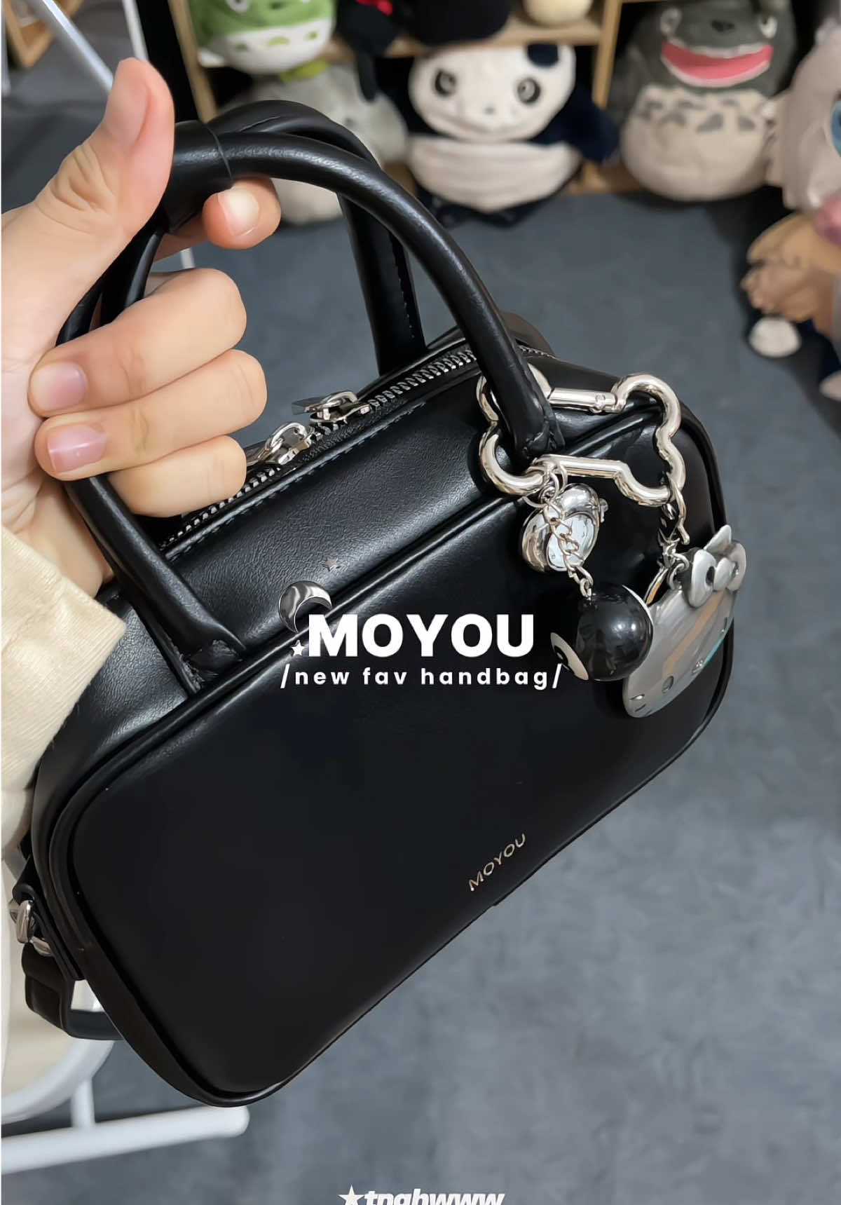 túi da đen + charm silver 📸 Chiếc túi form hộp ngăn to nhất tui từng có 🥺 #tuixach #handbag #hobobag #bag #tuixach #fypシ゚ #vibe #black #OOTD #xh#viral 