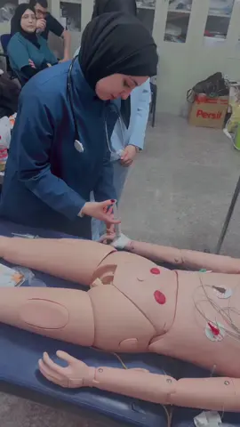 📍من داخل التدريب العملي بأكاديمية Medsun طلابنا تدربوا اليوم على خطوات من أعمق مراحل التخدير: 🔹 إعطاء المنومات 🔹 إعطاء المرخي العضلي 🔹 تحويل تنفس المريض للعربة (Trolley) كل خطوة طبقوها بإيدهم، مو بس سمعوا عنها… لأن هدفنا نجهزهم للحياة الواقعية داخل صالة العمليات 💉🔥 #Medsun #تدريب_عملي #تخدير #Anesthesia_Iraq 