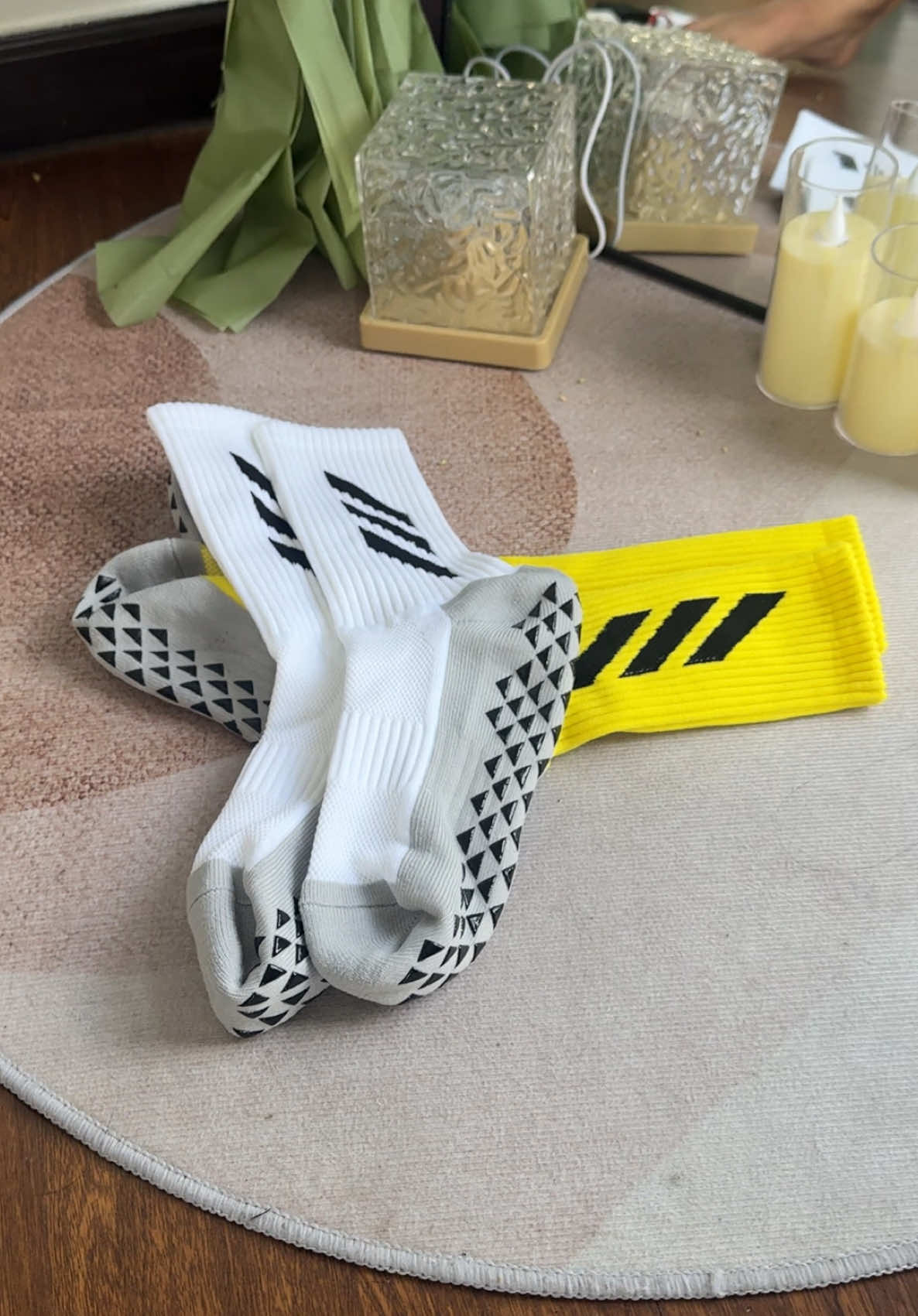 panis ang big brands sa socks na to  😛  kapit na kapit sa insole bii! 🔥 #runningsocks #3stripes #adidas #adizero #fyp #affiliatemarketing 