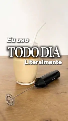 Eu achava que era frescura, até testar. Agora todo dia eu tenho meu momento café com espuma, igual de cafeteria. Ele é leve, recarregável, mistura sem esforço e é ótimo pra fazer vitaminas ou bater clara pra bolo. E o melhor? Não suja nada. Esse mixer virou meu novo vício da cozinha! . . . #Mixer2em1 #CaféCremoso #DicaDeCozinha #EspumadorDeLeite #rotinanacozinha 
