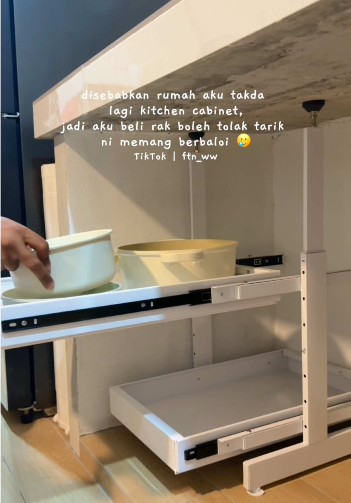 Aaaa tak menyesal aku beli rak utk bawah tabletop ni . Nanti dah pasang cabinet pon tetap boleh guna lagi weh 🤗 #rakserbaguna #rackcabinet 
