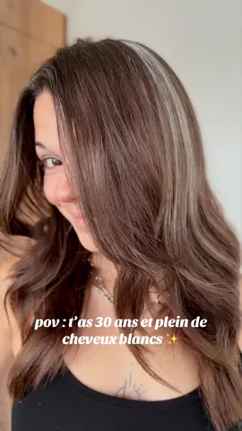 ça fait déjà vingt ans que j’ai des cheveux blancs et comme je le dis souvent, ils sont le souvenir d’un moment marquant et bouleversant de nos vies : ils représentent un tournant ✨ Les reines ne portent pas de couronne, elles portent leurs cheveux d’argent. #jujufitcats #mecheblanche #vitiligo 
