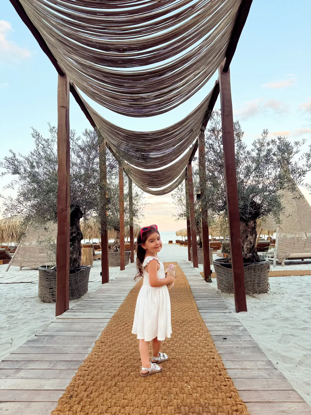 ✨ Pași mici, amintiri mari 🌅👣 Vacanțele au un farmec aparte când le privești prin ochii unui copil 🤍 #SummerVibes #BeachDay #ChildhoodMemories #MagicMoments #FamilyTime #SunsetGlow #CutieStyle @Parvulescu Alex @Infinity Beach Mamaia 