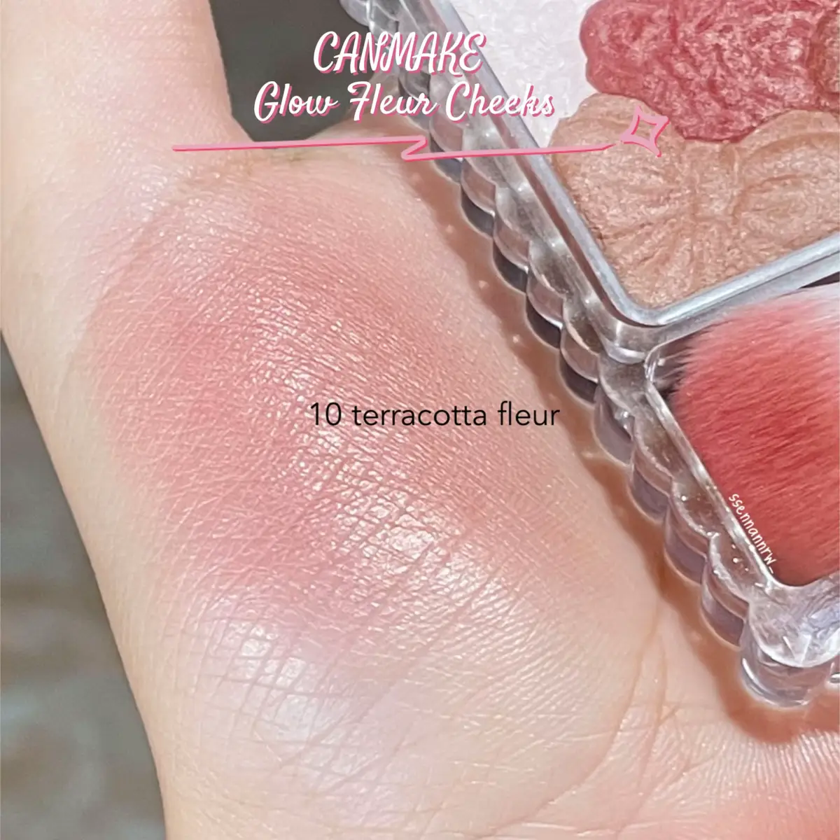 ความส๊วย!! canmake glow cheeks ให้เป็นบลัชออนที่ควรมีมาไว้ในกรุมากๆ แก้มฉ่ำวาวไม่ต้องปัดไฮไลท์เพิ่ม ป้ายยาเบอร์10 terracotta fleur สีโทนแดง-น้ำตาล ดูสุขภาพดี แปรงที่ให้มาคือนุ่มและใช้ได้จริงไม่จกตา รู้แล้วทำไมถึงฮิตติดลมบนที่ญี่ปุ่น🌟✨ 🖇️แบ่งตาม personal color รูปสุดท้ายน้า #canmake #blushon #รีวิวบิวตี้ #fyp #บลัชออน 