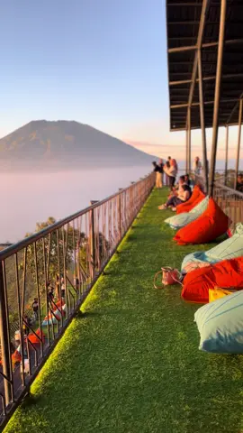 seindah itu, masa kalian ga pengen kesini 🤩 #triangleskytelomoyo #telomoyo #telomoyomountain #telomoyomagelang #telomoyojipexplore #merbabu #wisataalam #wisatamagelang #wisatasemarang #negridiatasawan 