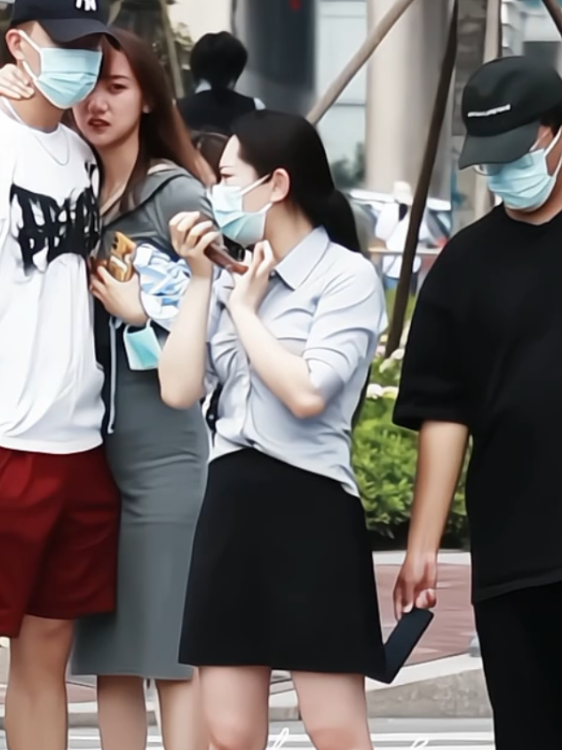 salute to this couple 🫡 #socialexperiment #china #foryoupage #fyp #vjkyel 