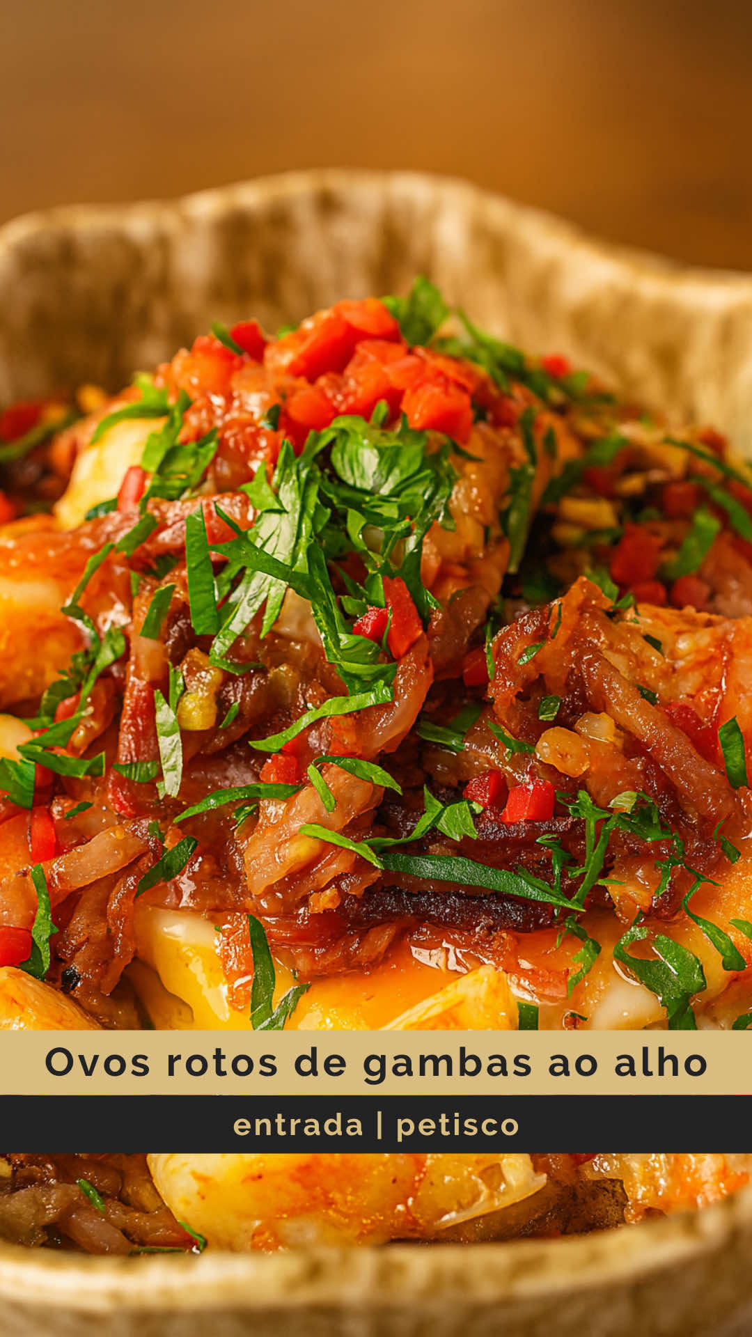 OVOS ROTOS DE GAMBAS AO ALHO 🧄 🍳 🦐  - Guarda a receita para fazeres mais tarde. 📌 Juntei o melhor de 2 mundos e…PUM!!! SAI UMA ENTRADA MARAVILHOSA!!! 🤤 Ingredientes: - 4 fatias de bacon - ⁠8 Camarões  - ⁠fio de azeite - ⁠cubo de manteiga - ⁠3 dentes de alho - ⁠1 c. café de picante - ⁠1 cálice de whiskey  - ⁠2 ovos - ⁠6 batatas médias previamente fritas (podem usar de saco para rentabilizar tempo, trabalho e sujidade) - ⁠1 c. sopa de salsa fresca - ⁠1 malagueta E agora…? Agora é a tua vez!!! 😏🫵🏽 - - - - - #qchef #ochefemtuacasa #gambasaoalho #ovosrotos #entradasdeliciosas #entradasfaceis #petiscos 