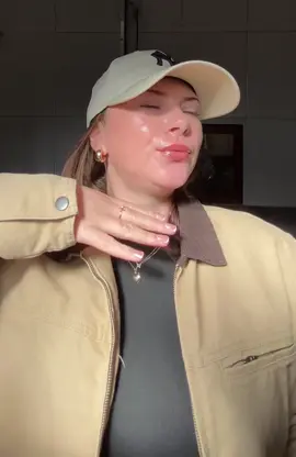 My Go-To lip combo using @essence.cosmetics #8hourmattecomfortlipliner  in shades 10 and 12 tying it all together with the #superpeptideglossyliptreatment #essencecosmetics #essencesouthafrica 