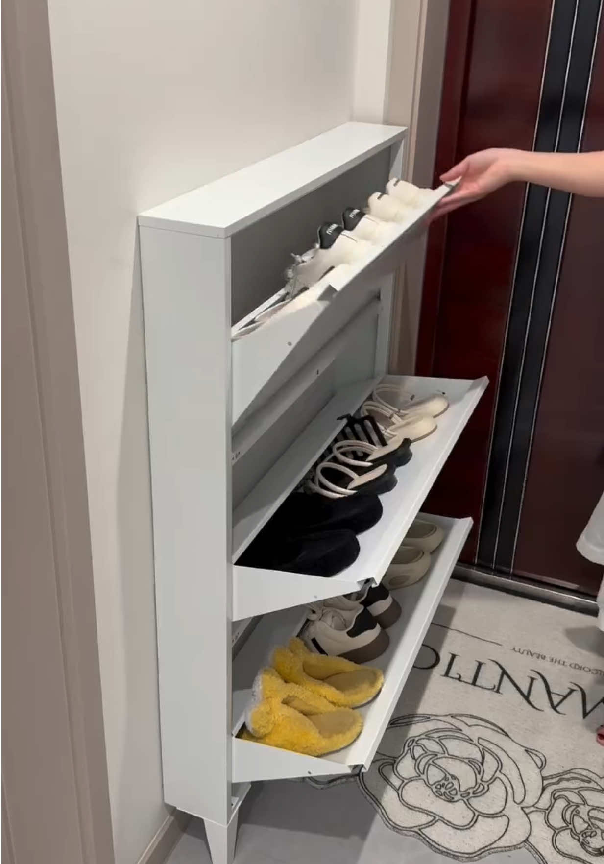 Nuestra zapatera parece un mueble decorativo más, ¡pero esconde tus zapatos como magia! Con 3 compartimentos espaciosos, dile adiós al desorden. Lo mejor: encaja perfecto en cualquier rincón.  ✨ #HogarOrganizado #ZapateraDecorativa #AdiósAlDesorden  #DiseñoInteligente #MueblesFuncionales #DecoraciónYOrganización 