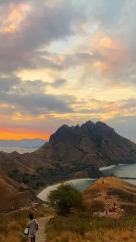 sunset padar .. #padarisland #labuanbajo #nttpride🏝🔥 #sunset #fyp #fypシ゚ 