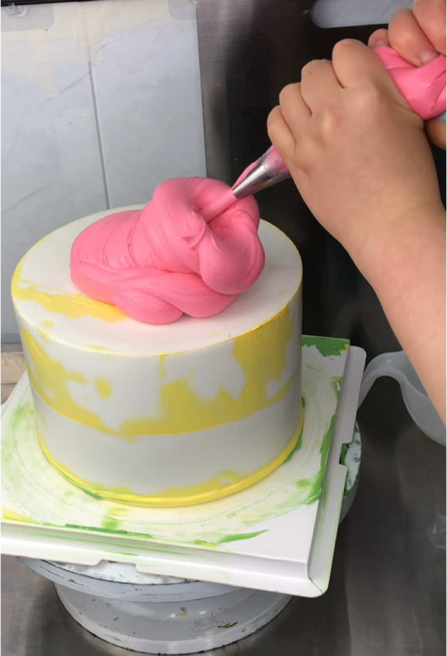 #capcut diy so pink cake and very cool tool #fyp #caketiktok #diycake #beautifulcake #cakepiping #pipingcake #cakepipingvideo #vintagecake 
