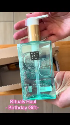 🌸E tu lo sapevi? Se sei iscritto al programma Rituals Club, il giorno del tuo compleanno avrai in regalo un Lavamani #handwash della fragranza che più desideri (puoi sceglierla tra tre differenti), ti basta fare un acquisto e si aggiungerà in automatico al tuo carrello 🛒.  Inoltre hai anche diritto a un altro omaggio socio. Siccome io non avevo ancora effettuato acquisti li ho ricevuti entrambi nello stesso pacco. Ne ho pure approfittato siccome lo Scrub the ritual of hammam, è l’unico che esfolia la pelle come dico io lasciandola morbida e profumata.  Quindi acquistando lo scrub ho ricevuto i due omaggi in full size.  🌸E tu che aspetti? Corri ad iscriverti🌸 #rituals#ritualscosmetics#haul#unboxing#rituals❤️‍🔥#fyp#perte#omaggi#gifts#birthdaygift#omaggio#theritualofkarma  @Rituals 
